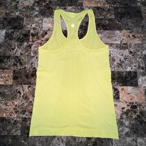 LULULEMON SWIFTLY TECH SLEEVELESS GREEN COLOR SIZE 6 Ptp 14.5” EUC